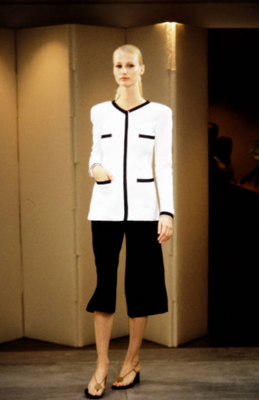 CHANEL BOUTIQUE- 1998 White Boucle Skirt Suit, Size-12