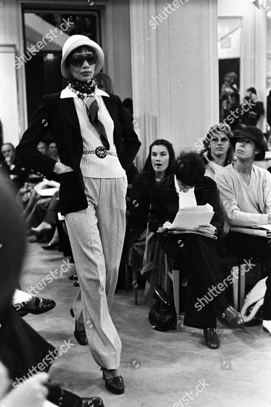 YVES SAINT LAURENT- 1980s Black Leather & Chain Belt