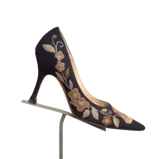 MANOLO BLAHNIK- Embroidered Linen Pumps, Size 36